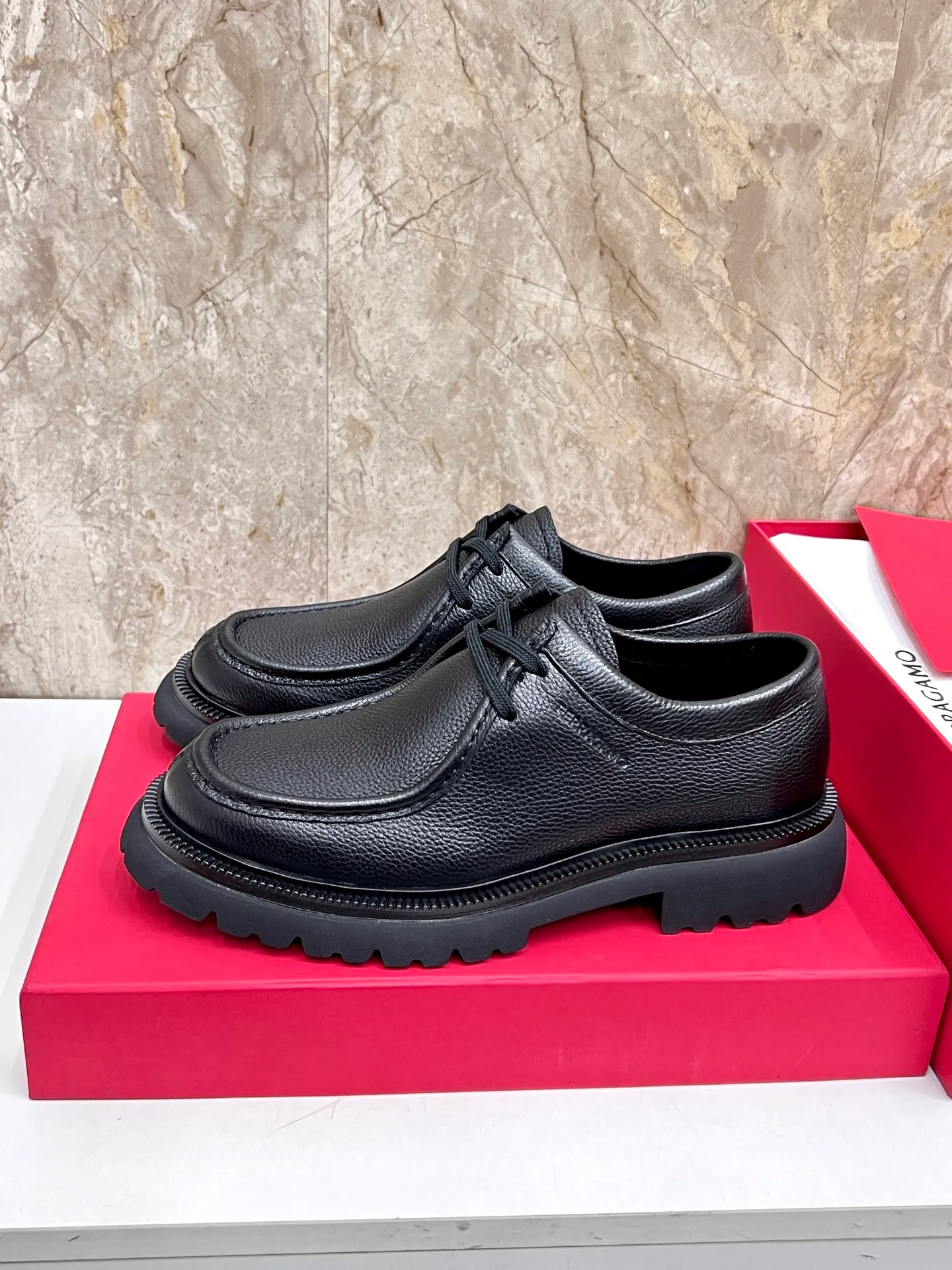 Original quality P780 Brand: Ferragamo Standard code: Men's code 39.40.41.42.43.44 Grade: Same style as the official website High-quality men's shoes Material: Customized first-layer calfskin with water-dyed cowhide lining Cowhide tiptoe Original non-slip and wear-resistant rubber outsole Style category: Men's formal business leather shoes are young and fashionable European and American trends British style Casual matching Comfortable feet Color: actual picture
